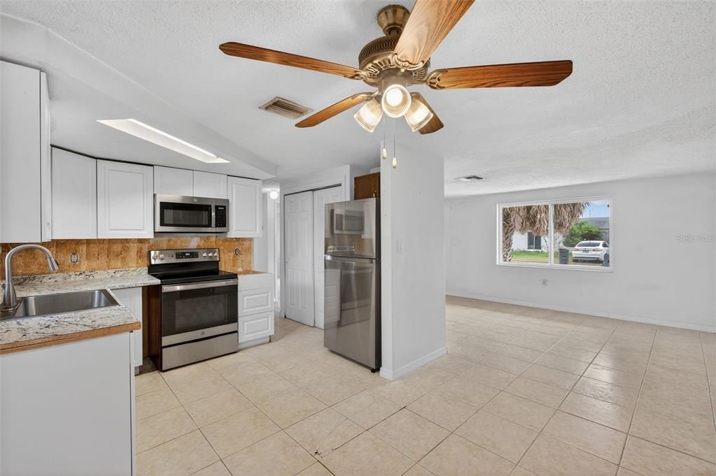 待售: $99,000 (2 贝兹, 1 浴室, 840 平方英尺)