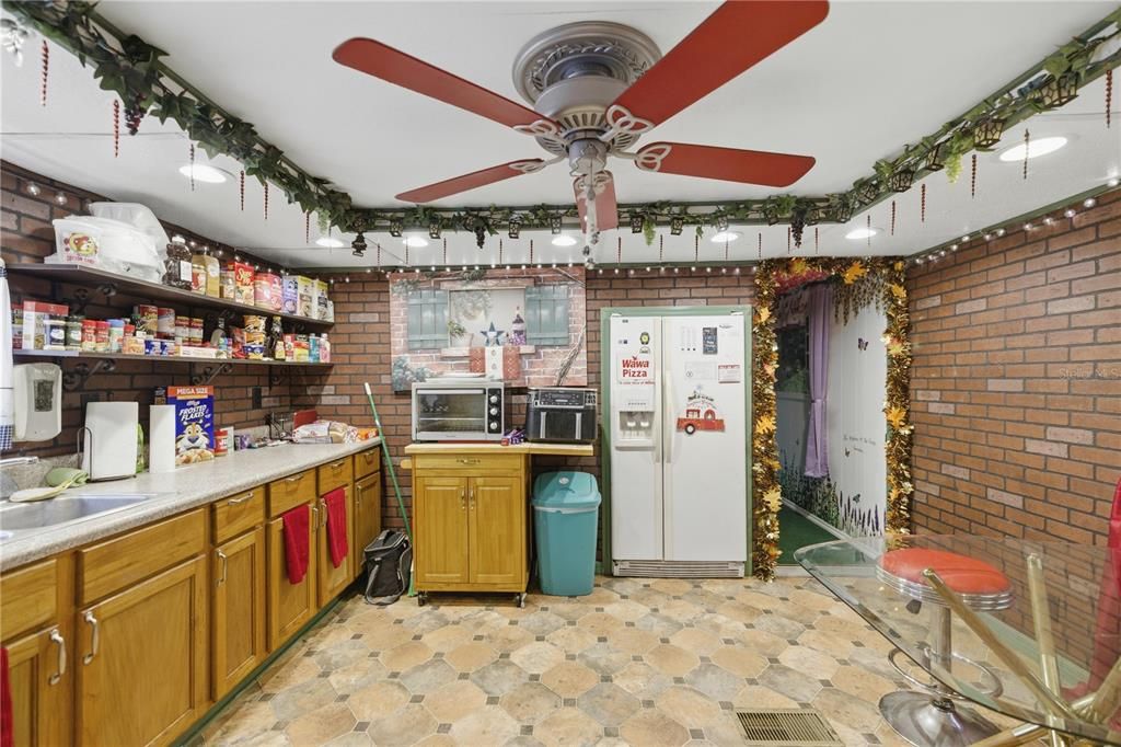 For Sale: $340,000 (5 beds, 4 baths, 3318 Square Feet)