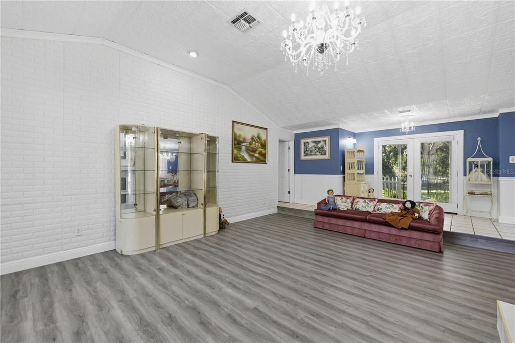 For Sale: $340,000 (5 beds, 4 baths, 3318 Square Feet)