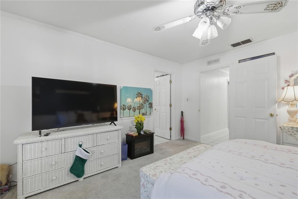 For Sale: $340,000 (5 beds, 4 baths, 3318 Square Feet)