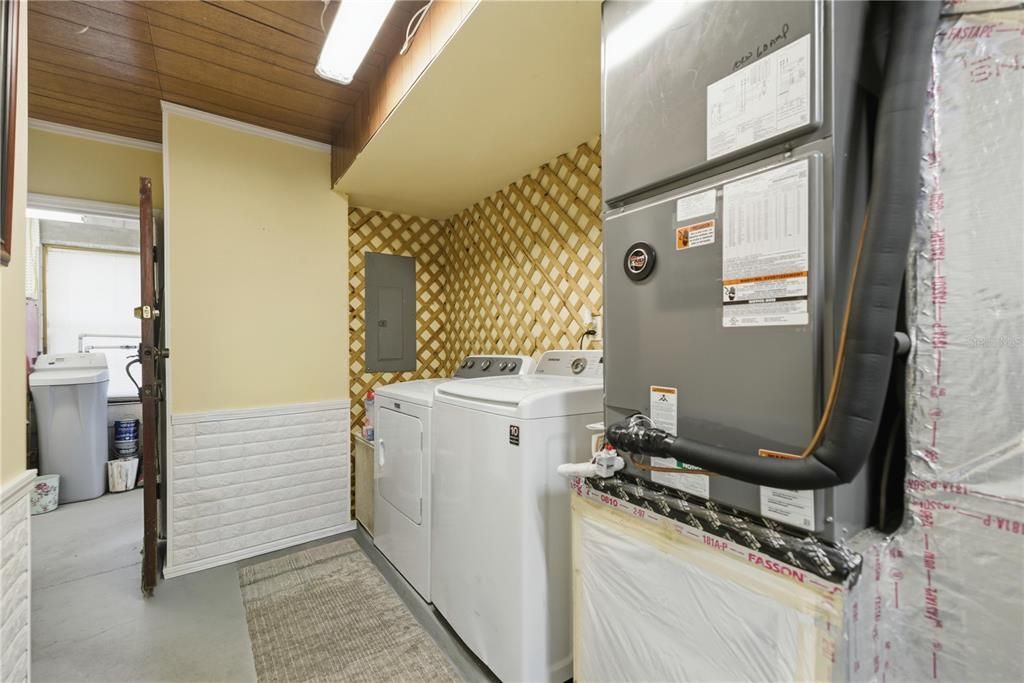 For Sale: $340,000 (5 beds, 4 baths, 3318 Square Feet)