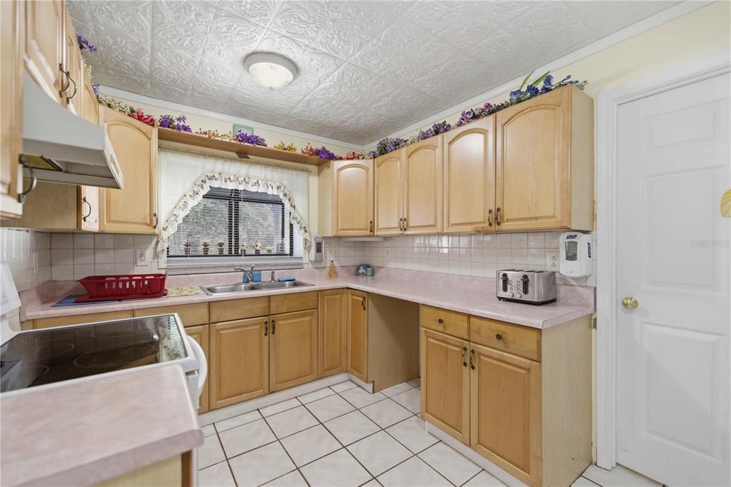 For Sale: $340,000 (5 beds, 4 baths, 3318 Square Feet)