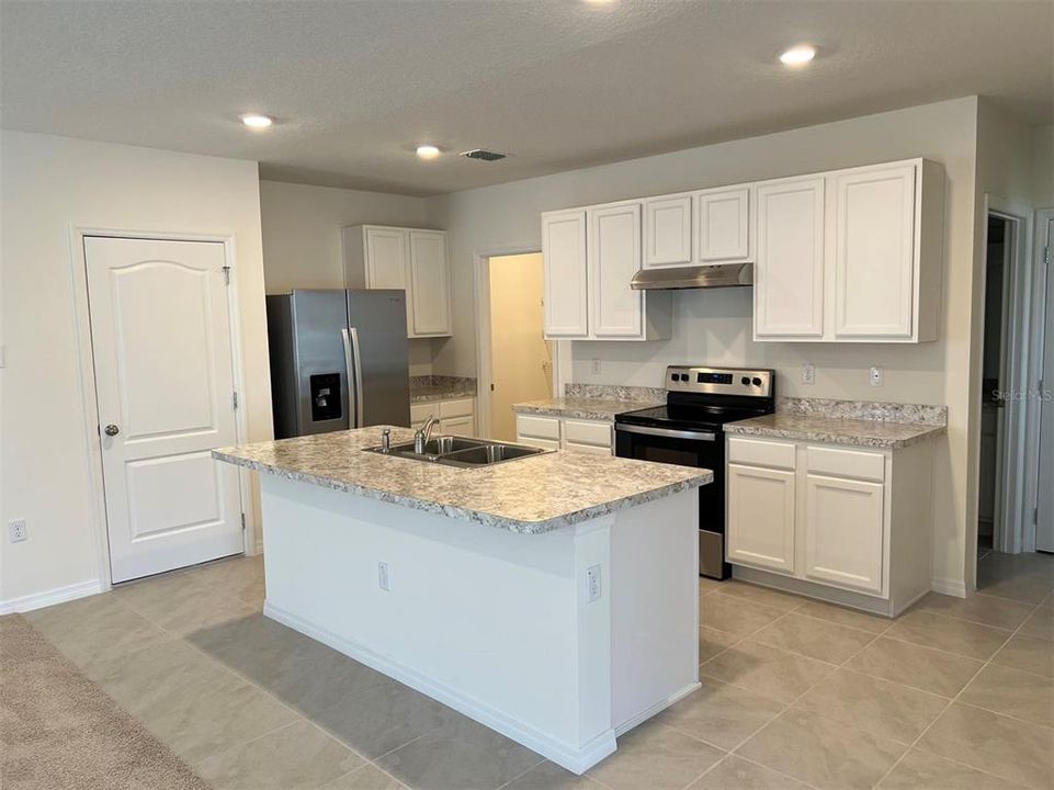 For Sale: $384,000 (5 beds, 3 baths, 2522 Square Feet)