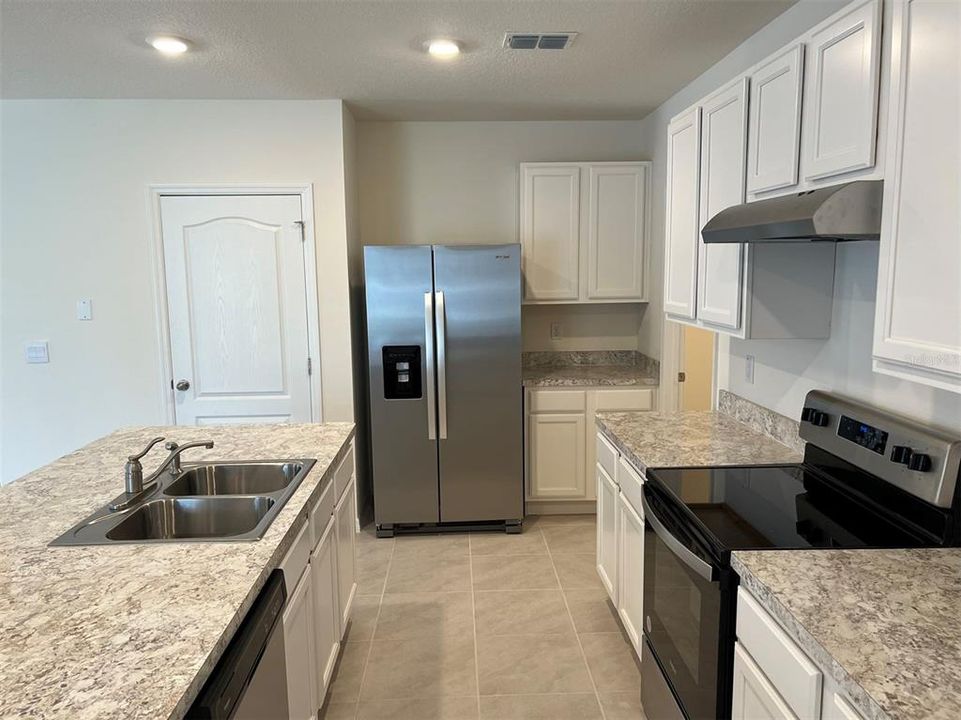 For Sale: $384,000 (5 beds, 3 baths, 2522 Square Feet)