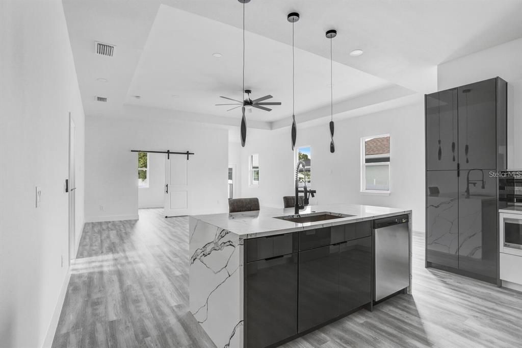 En Venta: $675,000 (4 camas, 2 baños, 1838 Pies cuadrados)