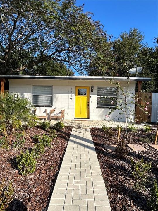 For Rent: $2,700 (3 beds, 2 baths, 1080 Square Feet)