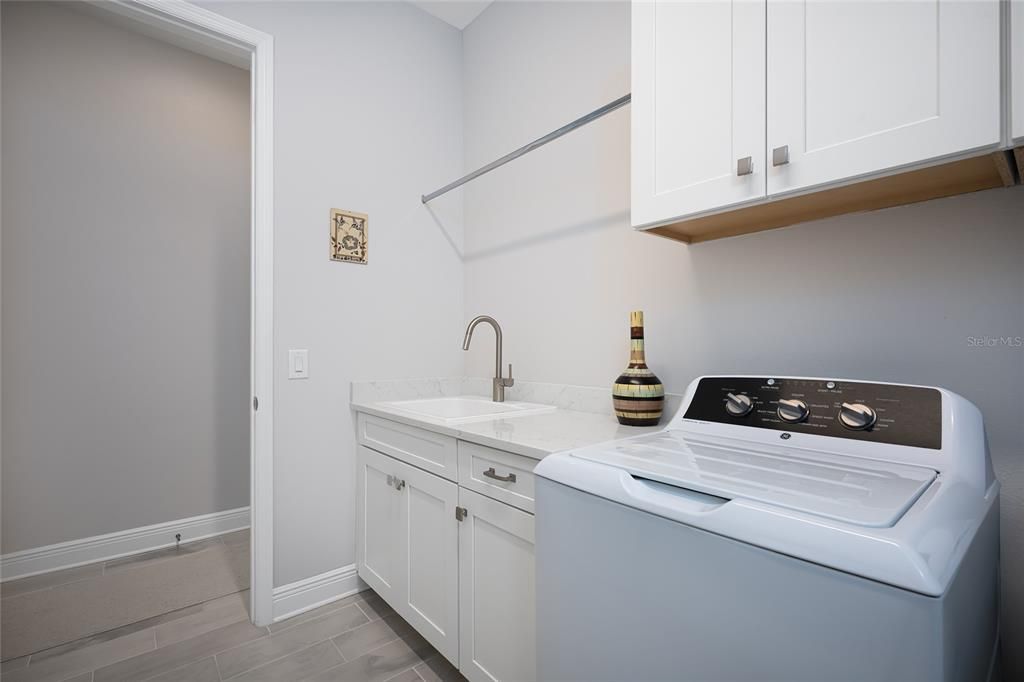 En Venta: $799,000 (3 camas, 2 baños, 2327 Pies cuadrados)