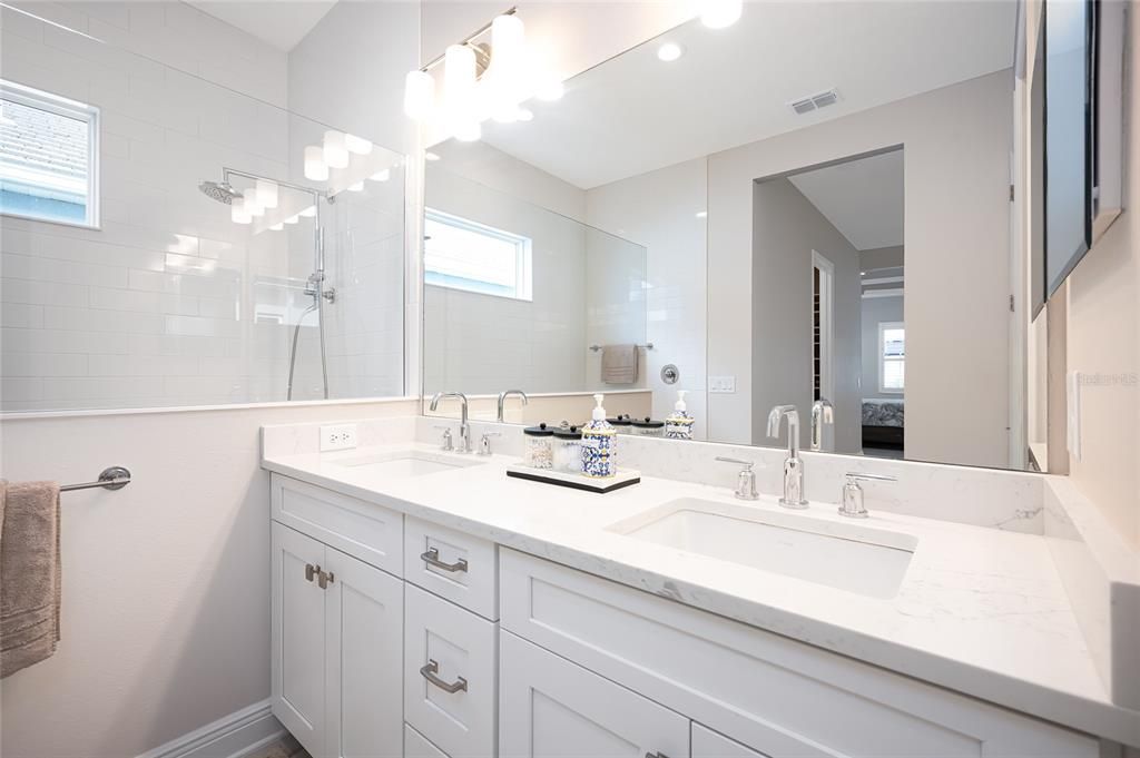 En Venta: $799,000 (3 camas, 2 baños, 2327 Pies cuadrados)