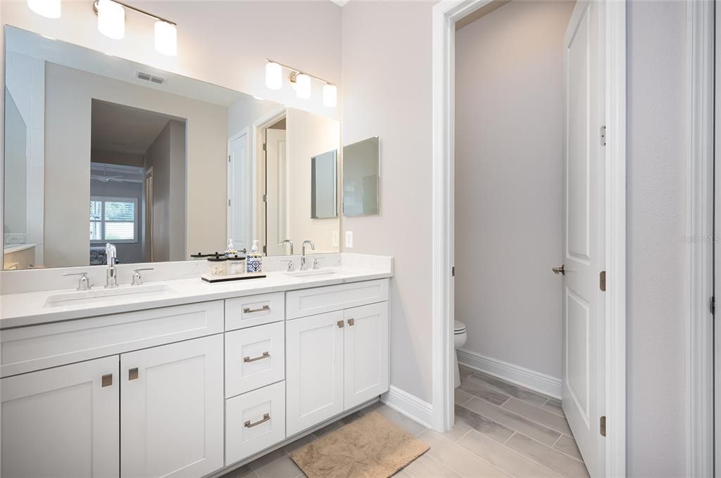 En Venta: $799,000 (3 camas, 2 baños, 2327 Pies cuadrados)