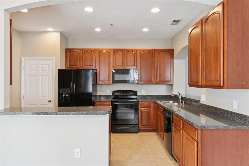 待售: $355,000 (3 贝兹, 2 浴室, 2165 平方英尺)