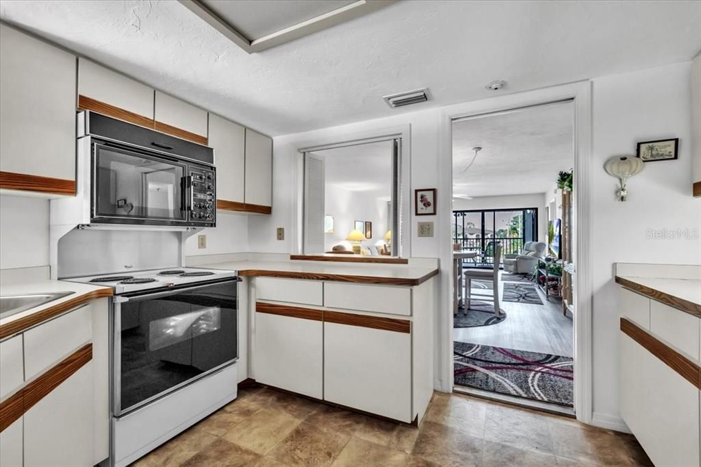 For Sale: $190,000 (2 beds, 2 baths, 1405 Square Feet)