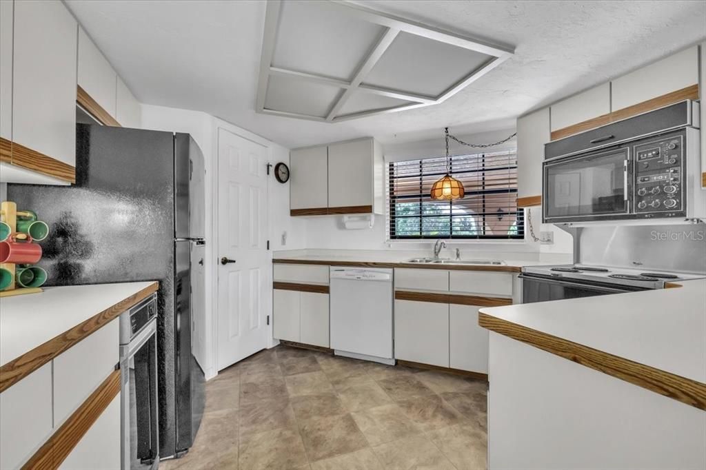 For Sale: $190,000 (2 beds, 2 baths, 1405 Square Feet)