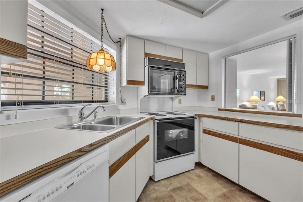 For Sale: $190,000 (2 beds, 2 baths, 1405 Square Feet)