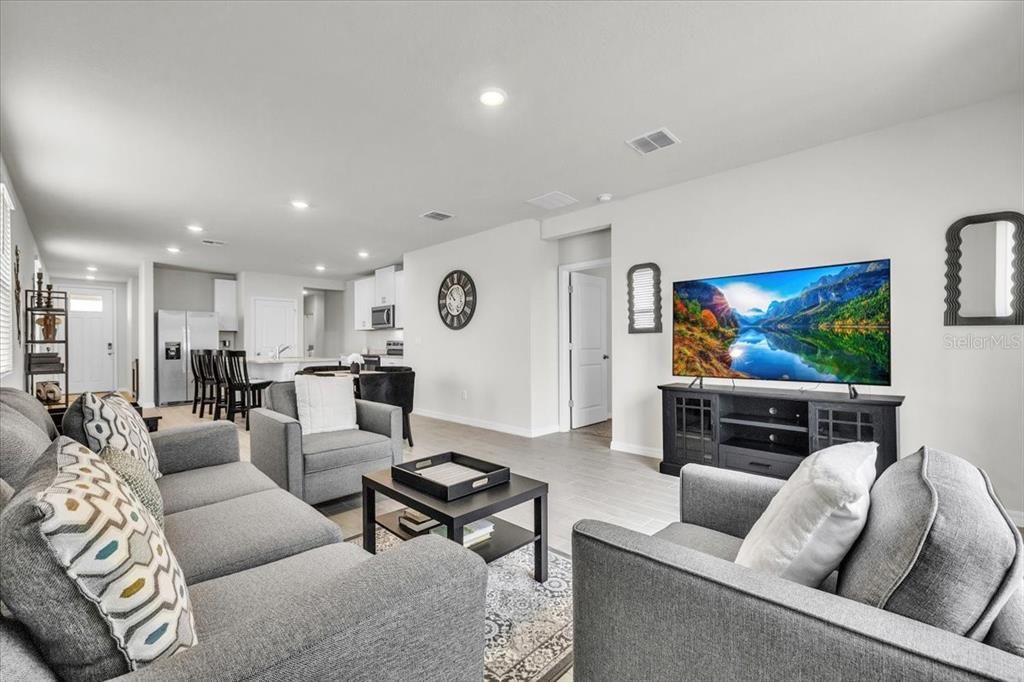 En Venta: $335,000 (4 camas, 2 baños, 1680 Pies cuadrados)