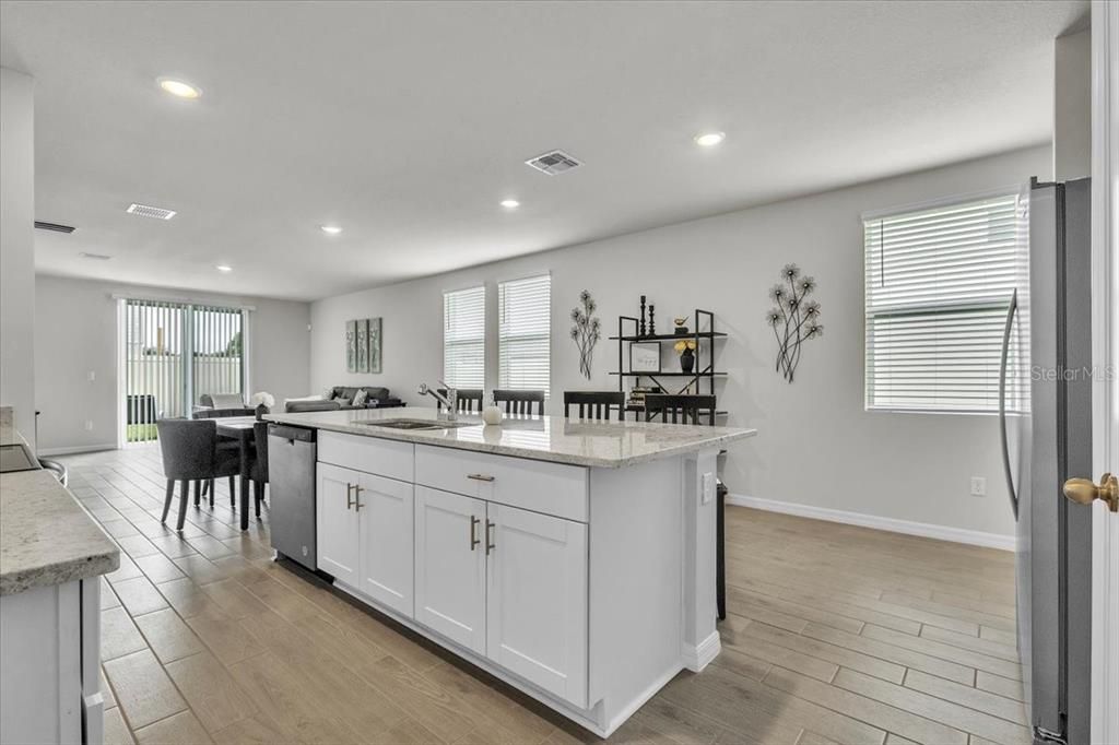 En Venta: $335,000 (4 camas, 2 baños, 1680 Pies cuadrados)