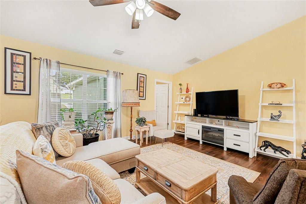 For Sale: $275,000 (3 beds, 2 baths, 1541 Square Feet)