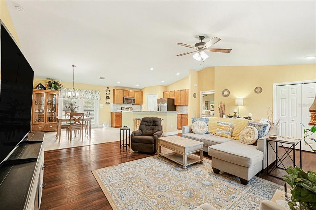 For Sale: $275,000 (3 beds, 2 baths, 1541 Square Feet)