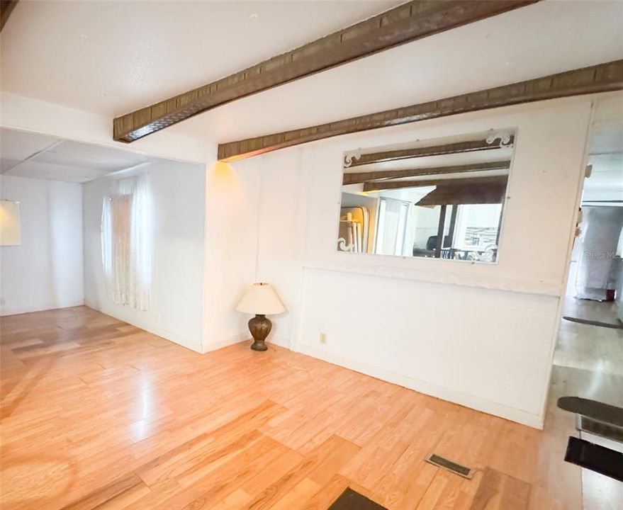 На продажу: $64,900 (2 спален, 1 ванн, 672 Квадратных фут)