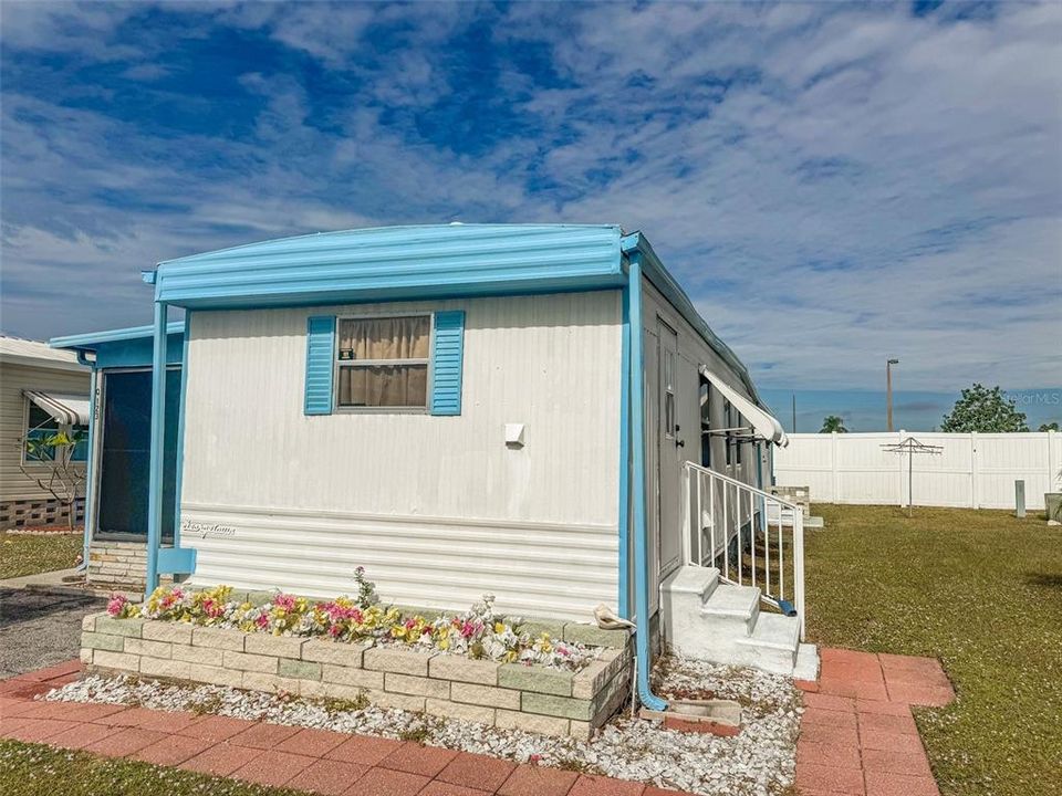 На продажу: $64,900 (2 спален, 1 ванн, 672 Квадратных фут)