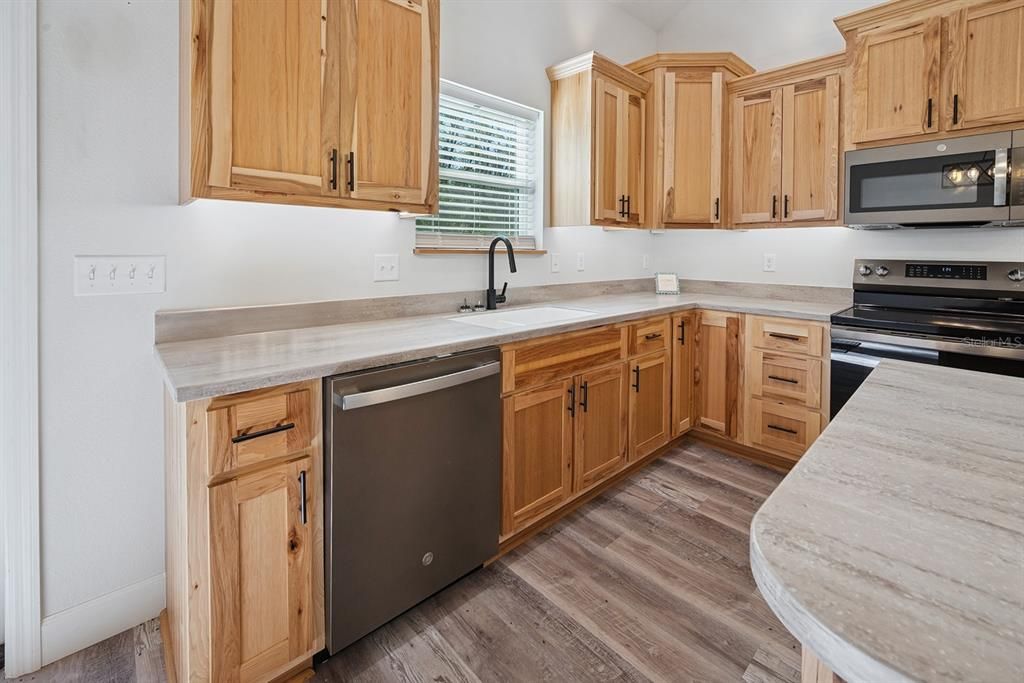 На продажу: $475,000 (4 спален, 2 ванн, 1984 Квадратных фут)