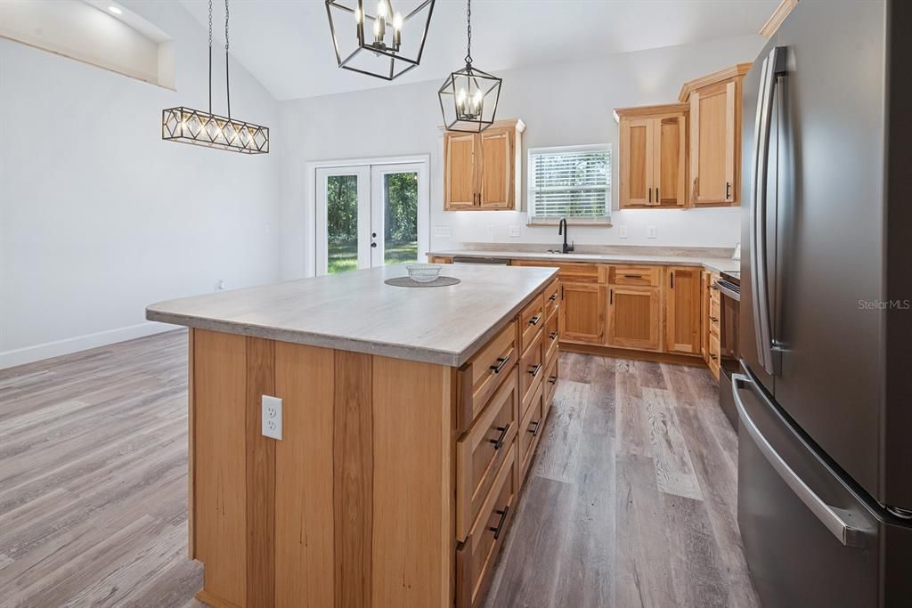 На продажу: $475,000 (4 спален, 2 ванн, 1984 Квадратных фут)