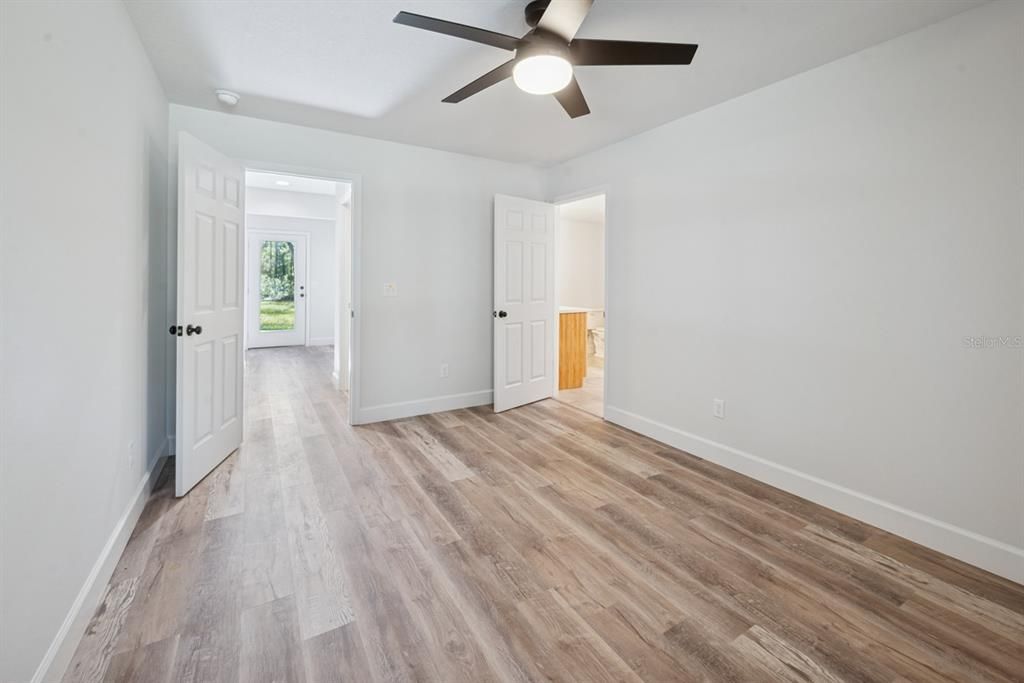 На продажу: $475,000 (4 спален, 2 ванн, 1984 Квадратных фут)