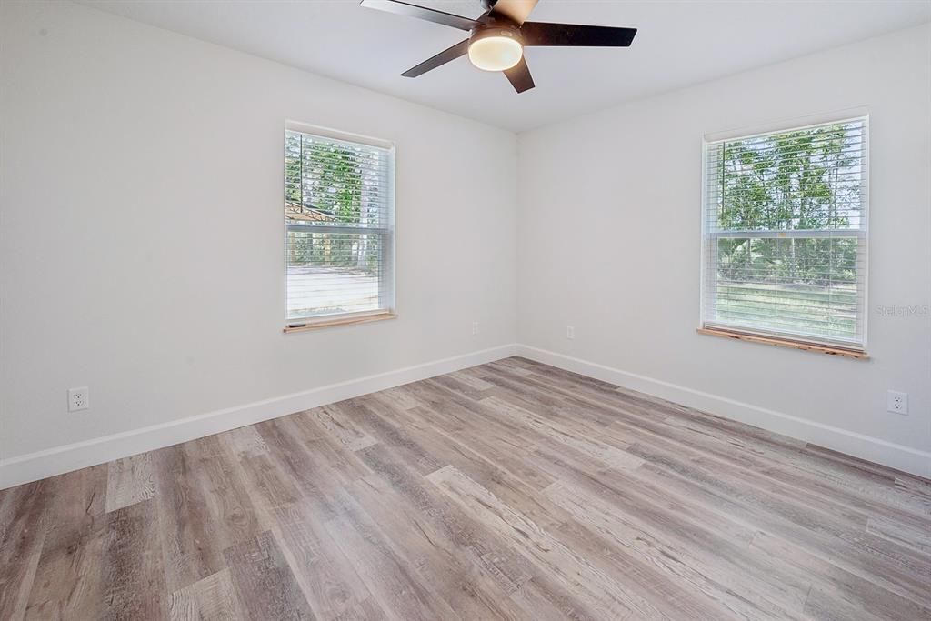 На продажу: $475,000 (4 спален, 2 ванн, 1984 Квадратных фут)