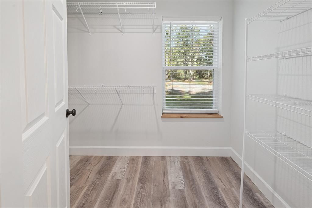 На продажу: $475,000 (4 спален, 2 ванн, 1984 Квадратных фут)