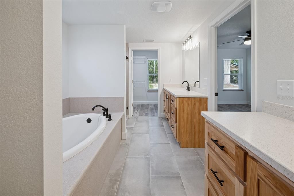 На продажу: $475,000 (4 спален, 2 ванн, 1984 Квадратных фут)