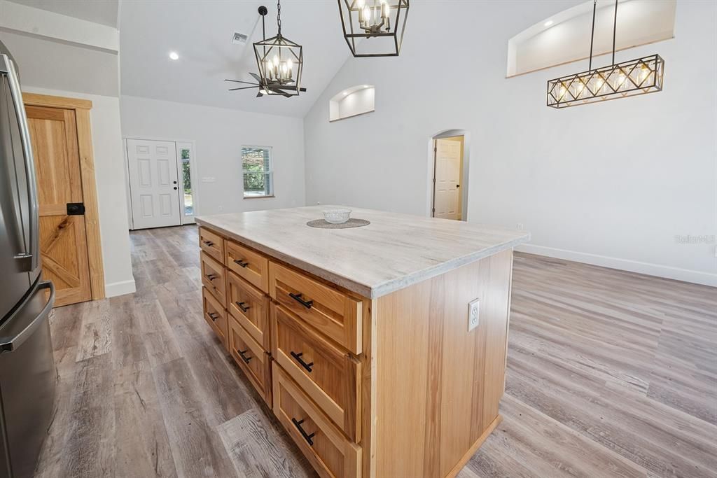 На продажу: $475,000 (4 спален, 2 ванн, 1984 Квадратных фут)