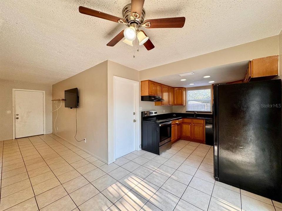 For Rent: $2,100 (3 beds, 2 baths, 1819 Square Feet)