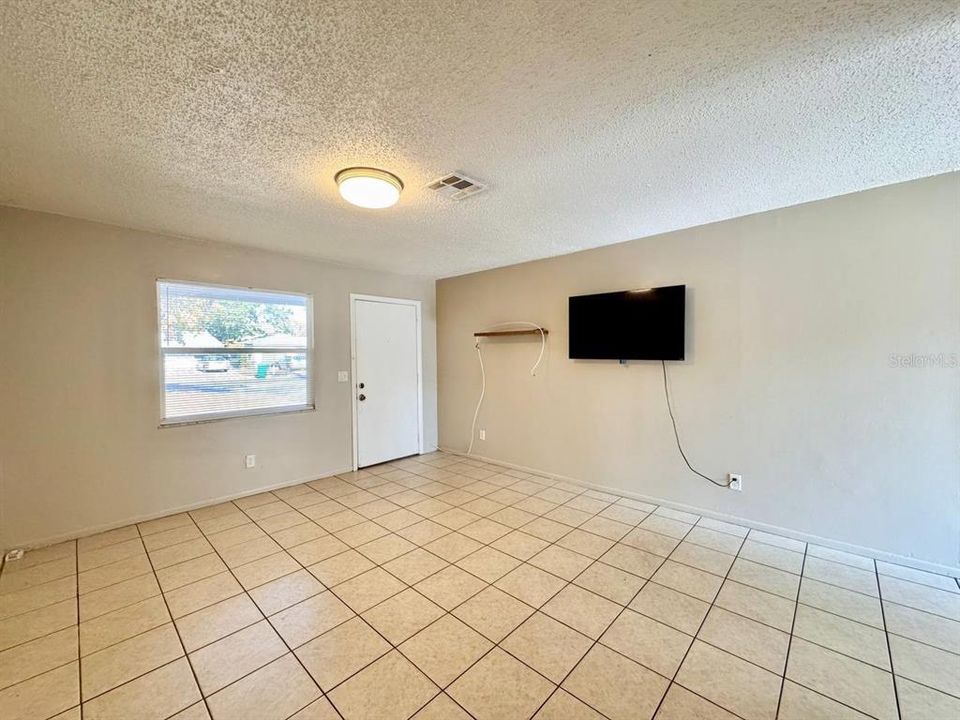 For Rent: $2,100 (3 beds, 2 baths, 1819 Square Feet)