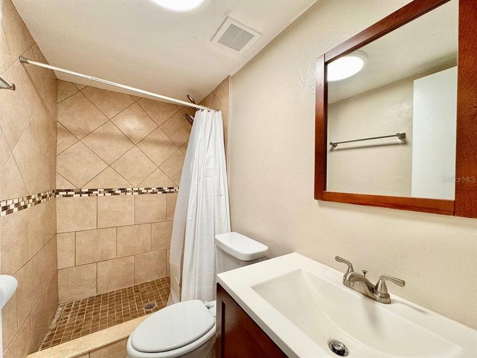 For Rent: $2,100 (3 beds, 2 baths, 1819 Square Feet)