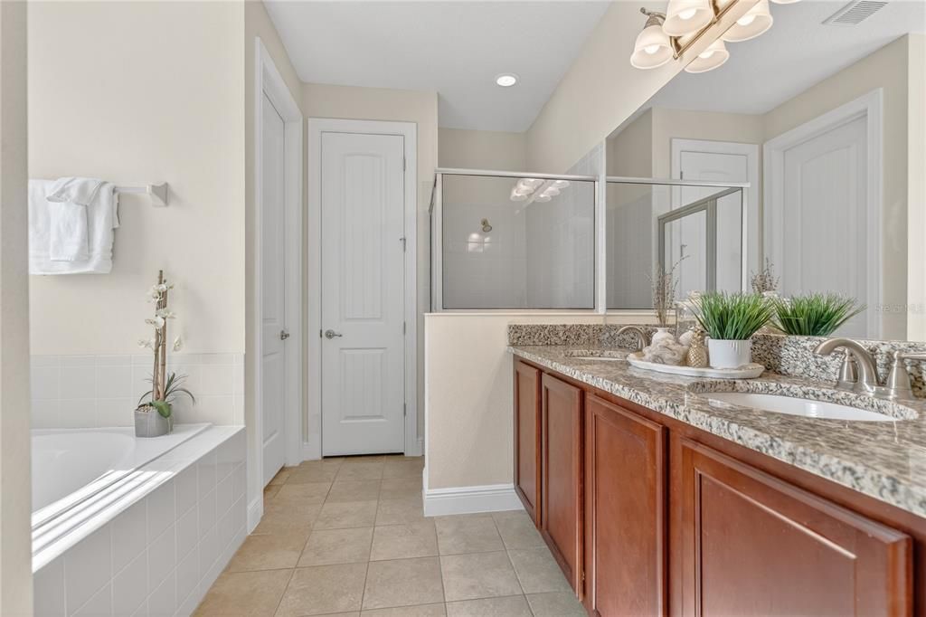 待售: $986,000 (11 贝兹, 10 浴室, 4707 平方英尺)