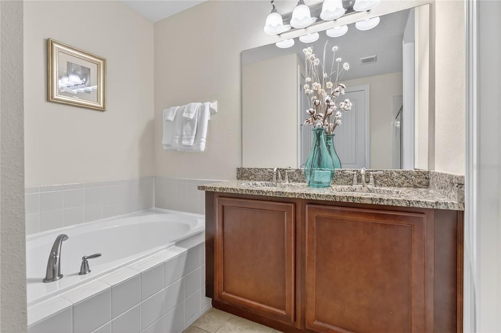 待售: $986,000 (11 贝兹, 10 浴室, 4707 平方英尺)