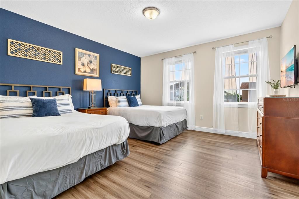 待售: $986,000 (11 贝兹, 10 浴室, 4707 平方英尺)