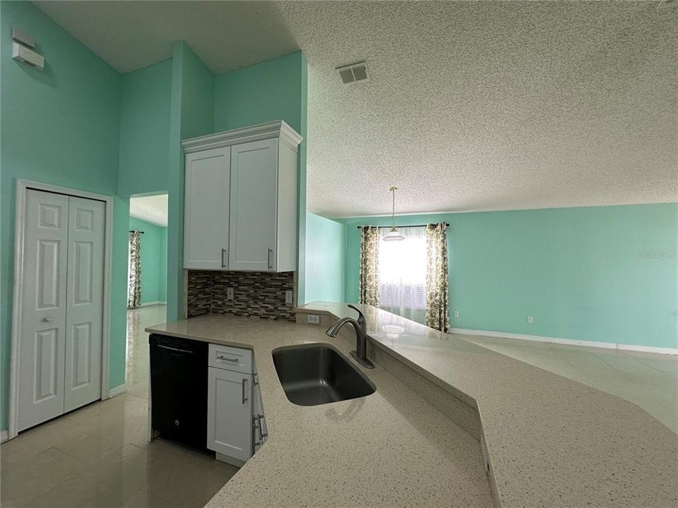 出租: $2,600 (4 贝兹, 2 浴室, 1823 平方英尺)