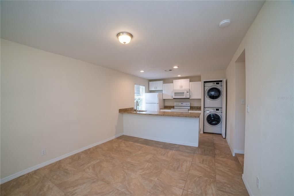 出租: $1,595 (2 贝兹, 2 浴室, 750 平方英尺)