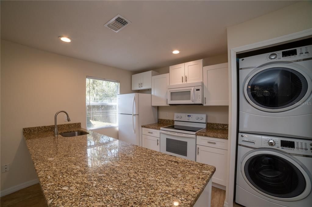 出租: $1,595 (2 贝兹, 2 浴室, 750 平方英尺)