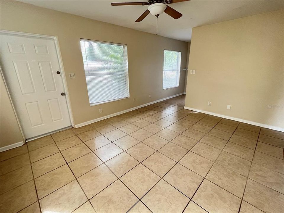 For Rent: $1,275 (2 beds, 1 baths, 910 Square Feet)
