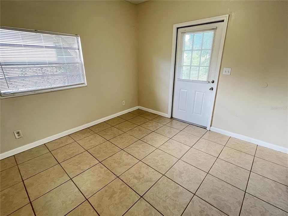For Rent: $1,275 (2 beds, 1 baths, 910 Square Feet)