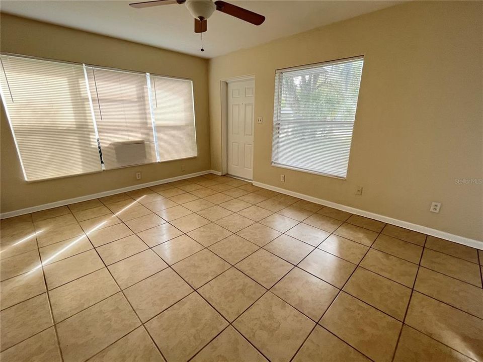 For Rent: $1,275 (2 beds, 1 baths, 910 Square Feet)