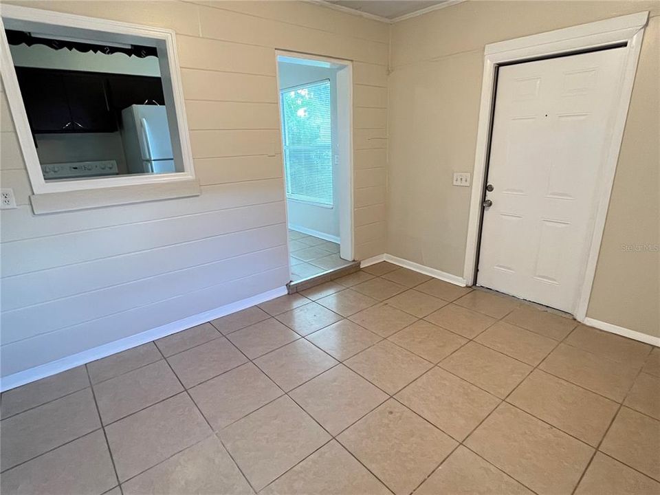 For Rent: $1,275 (2 beds, 1 baths, 910 Square Feet)