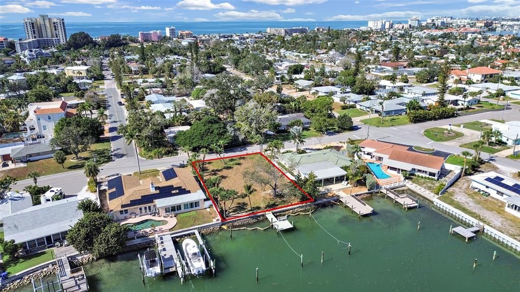 На продажу: $1,600,000 (0.20 acres)