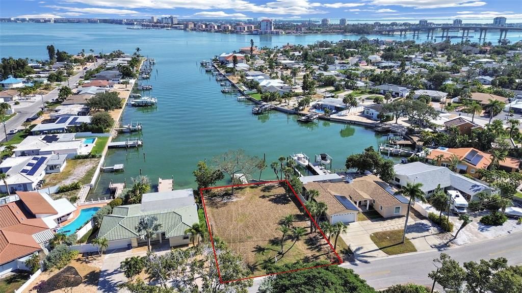 На продажу: $1,600,000 (0.20 acres)