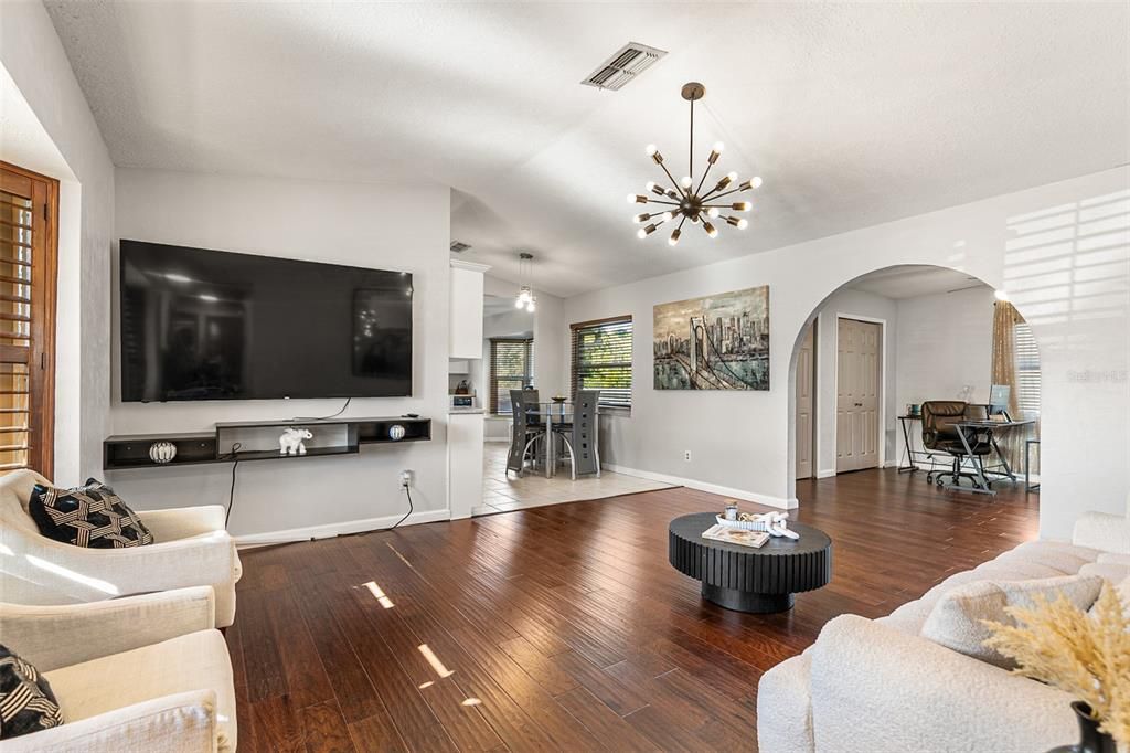 待售: $325,000 (2 贝兹, 2 浴室, 1337 平方英尺)