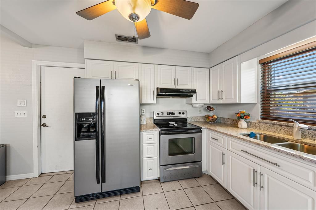 待售: $325,000 (2 贝兹, 2 浴室, 1337 平方英尺)