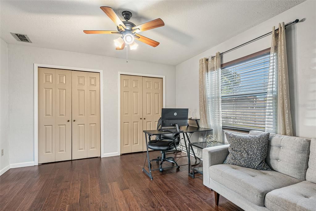 待售: $325,000 (2 贝兹, 2 浴室, 1337 平方英尺)