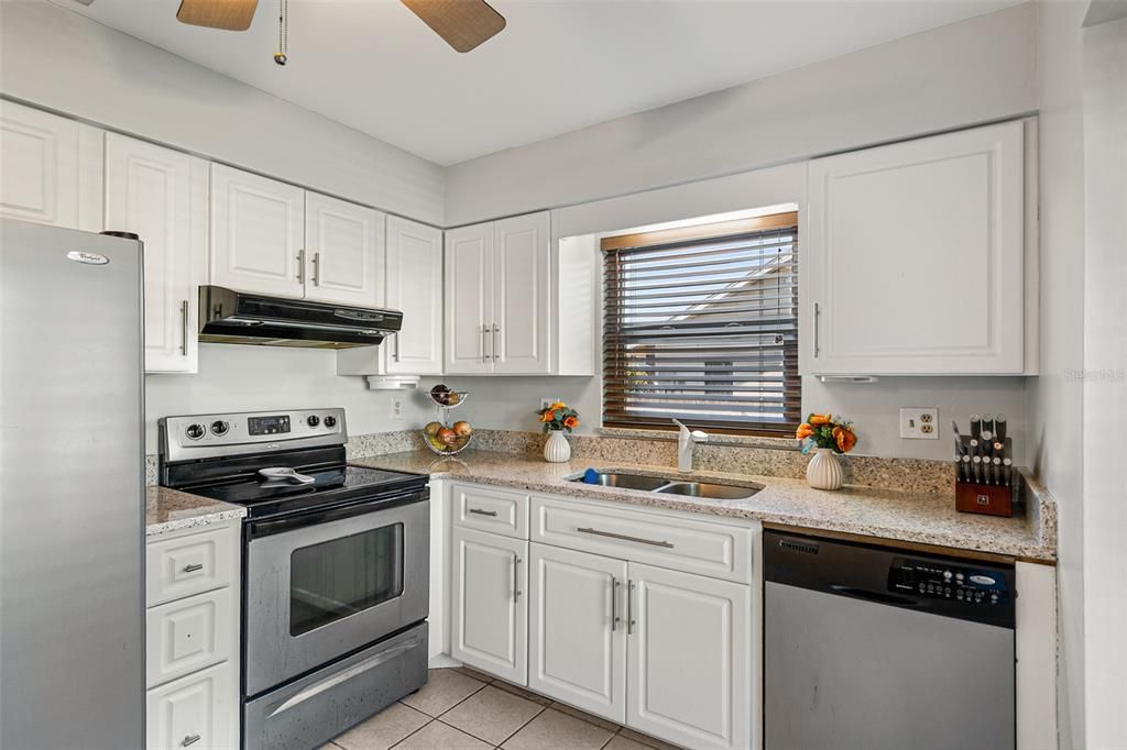 待售: $325,000 (2 贝兹, 2 浴室, 1337 平方英尺)