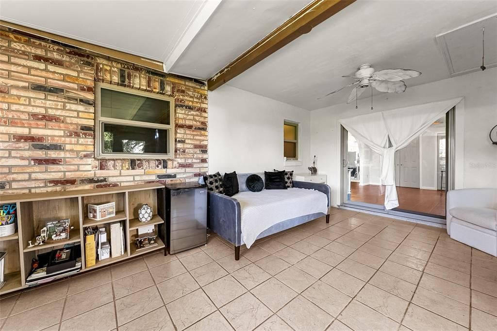 待售: $325,000 (2 贝兹, 2 浴室, 1337 平方英尺)